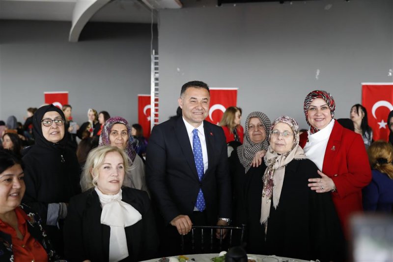 Başkan y&uuml;cel: hizmet yolunda kadınlarımızla el ele vereceğiz - başkan y&uuml;cel 8 mart&rsquo;ta kadınlarla buluştu