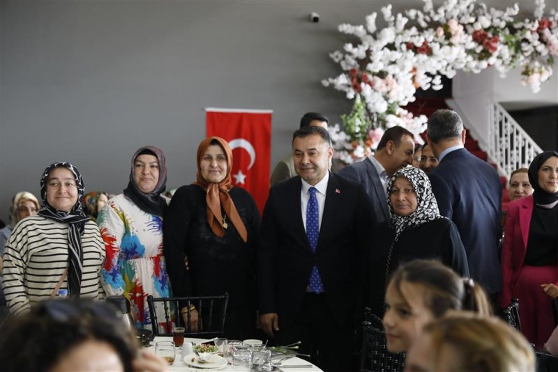 Başkan y&uuml;cel: hizmet yolunda kadınlarımızla el ele vereceğiz - başkan y&uuml;cel 8 mart&rsquo;ta kadınlarla buluştu