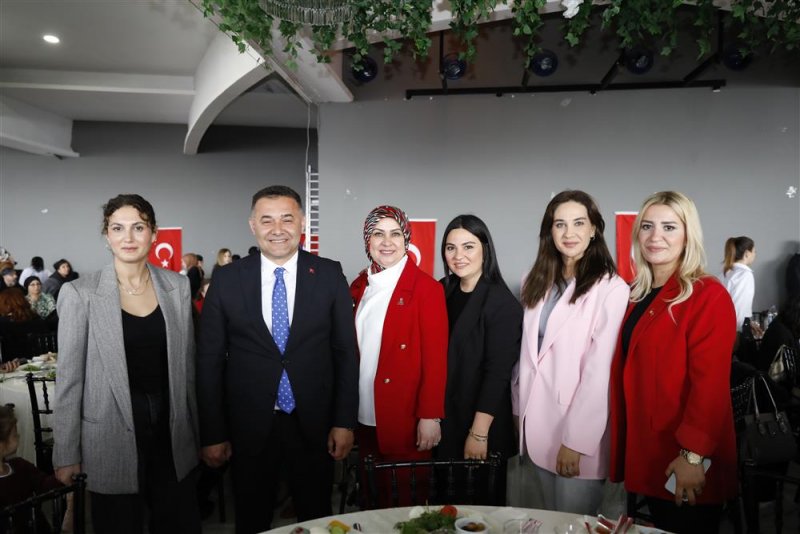 Başkan y&uuml;cel: hizmet yolunda kadınlarımızla el ele vereceğiz - başkan y&uuml;cel 8 mart&rsquo;ta kadınlarla buluştu