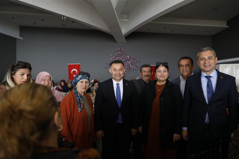 Başkan y&uuml;cel: hizmet yolunda kadınlarımızla el ele vereceğiz - başkan y&uuml;cel 8 mart&rsquo;ta kadınlarla buluştu