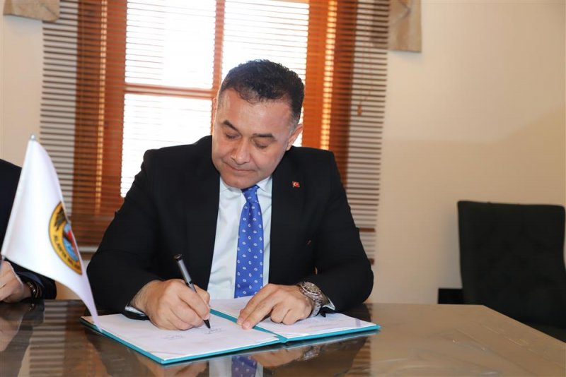 M&uuml;jde! alanya&rsquo;ya teknopark geliyor - rekt&ouml;r g&uuml;ner ve başkan y&uuml;cel imzaları attılar