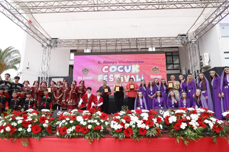 6. alanya uluslararası &ccedil;ocuk festivali başladı - başkan &ouml;z&ccedil;elik: &ccedil;ocuklar, memleketimizin teminatıdır