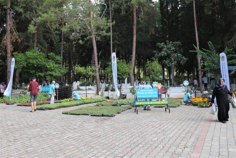 Alanya belediyesi ramazan bayramında 31 mezarlıkta &uuml;cretsiz 62 bin &ccedil;i&ccedil;ek dağıtacak