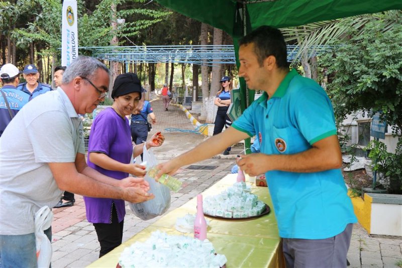 Alanya belediyesi ramazan bayramında 31 mezarlıkta &uuml;cretsiz 62 bin &ccedil;i&ccedil;ek dağıtacak