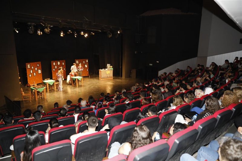 Alanya belediyesi ve alkü arasında sanat köprüsü kuruldu - yeşilçam tiyatro gösterisi ayakta alkışlandı