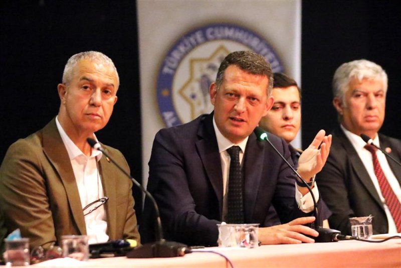 Başkan &ouml;z&ccedil;elik kurum amirleri ve muhtarlar ile bir araya geldi