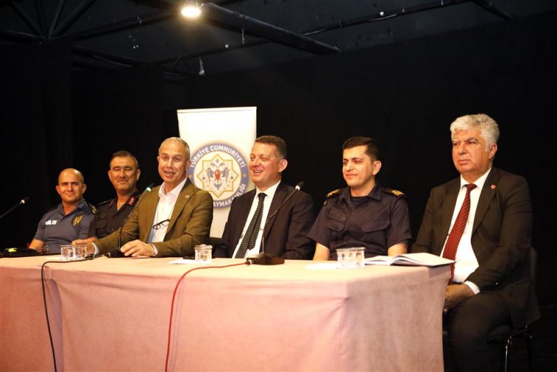 Başkan &ouml;z&ccedil;elik kurum amirleri ve muhtarlar ile bir araya geldi