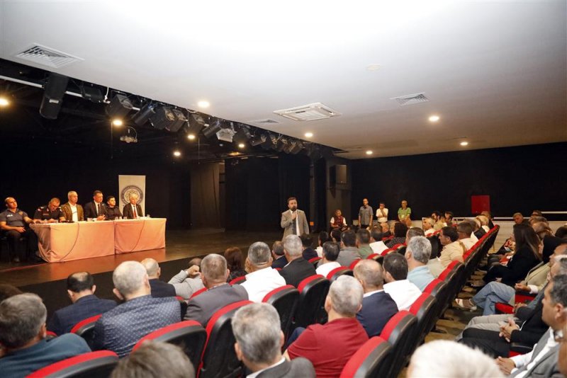 Başkan &ouml;z&ccedil;elik kurum amirleri ve muhtarlar ile bir araya geldi
