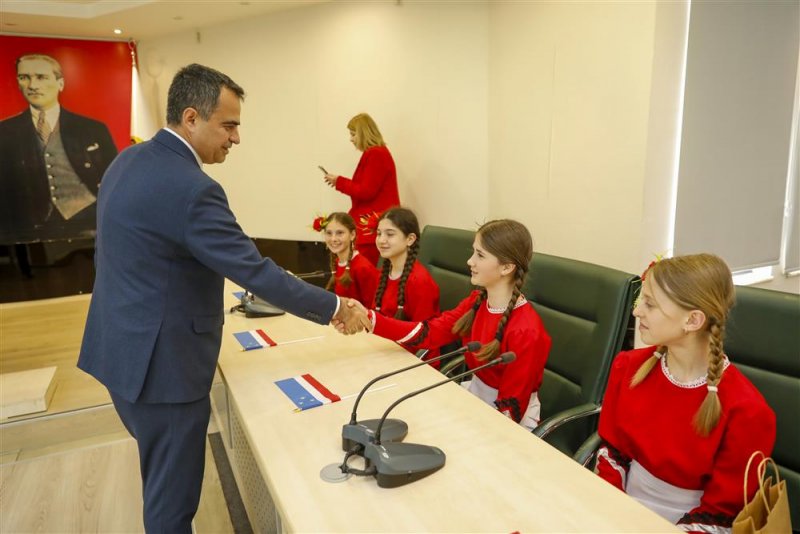 Kardeş şehir öğrencilerinden alanya belediyesi’ne 23 nisan ziyareti