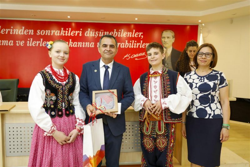 Kardeş şehir öğrencilerinden alanya belediyesi’ne 23 nisan ziyareti