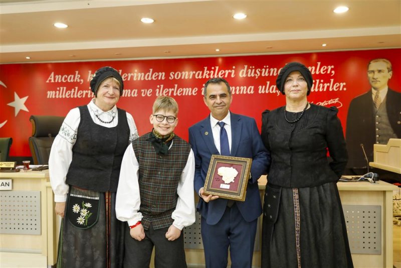 Kardeş şehir öğrencilerinden alanya belediyesi’ne 23 nisan ziyareti