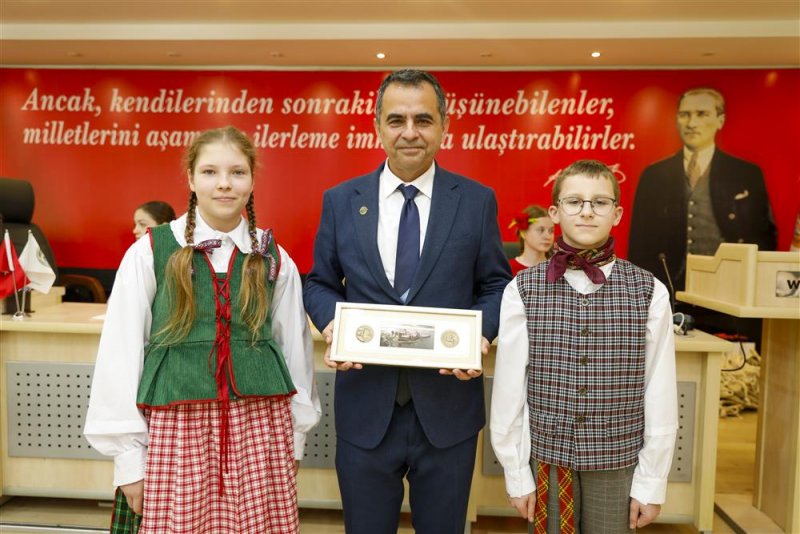 Kardeş şehir öğrencilerinden alanya belediyesi’ne 23 nisan ziyareti