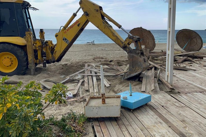 Tek tip sahil büfesi projesi kapsamında yıkım çalışmaları sürüyor