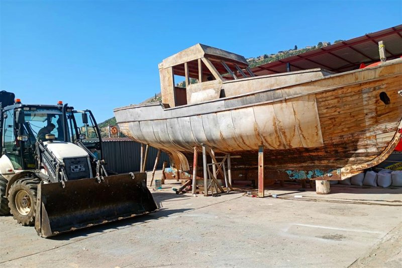 Alanya belediyesi iskele b&ouml;lgesinde temizliğe el attı