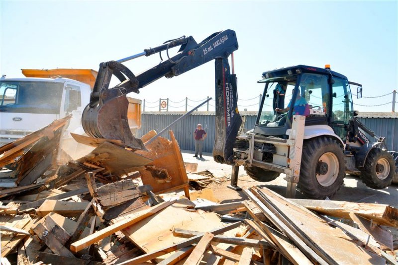 Alanya belediyesi iskele b&ouml;lgesinde temizliğe el attı