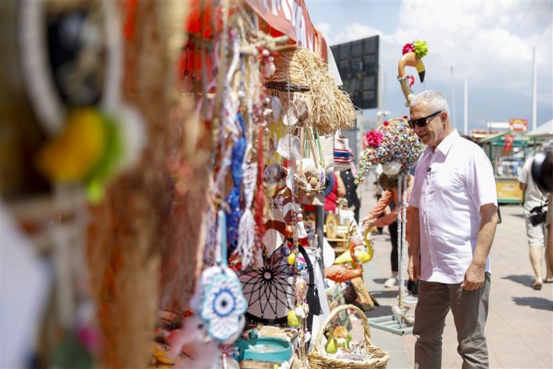 Başkan &ouml;z&ccedil;elik festival alanında stantları ve sergileri ziyaret etti