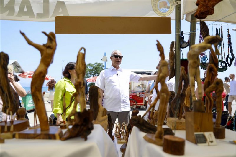 Başkan &ouml;z&ccedil;elik festival alanında stantları ve sergileri ziyaret etti