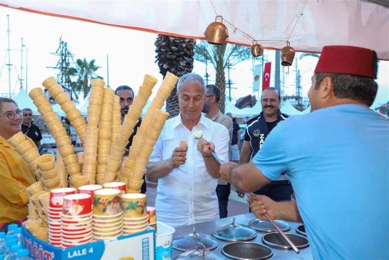 Başkan &ouml;z&ccedil;elik festival alanında stantları ve sergileri ziyaret etti