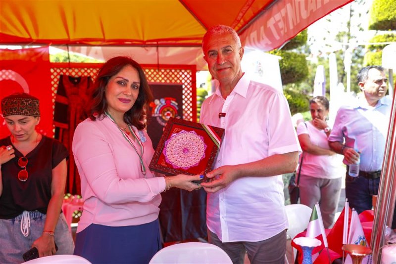 Başkan &ouml;z&ccedil;elik festival alanında stantları ve sergileri ziyaret etti