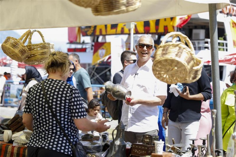 Başkan &ouml;z&ccedil;elik festival alanında stantları ve sergileri ziyaret etti