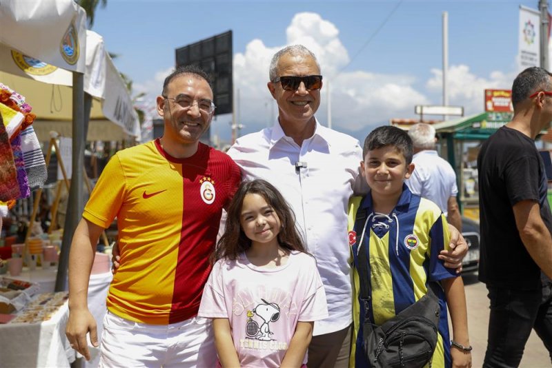 Başkan &ouml;z&ccedil;elik festival alanında stantları ve sergileri ziyaret etti