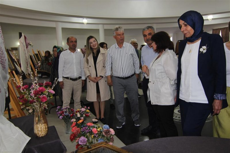 &Ccedil;ıplaklı el sanatları kursları yıl sonu sergisi a&ccedil;ıldı