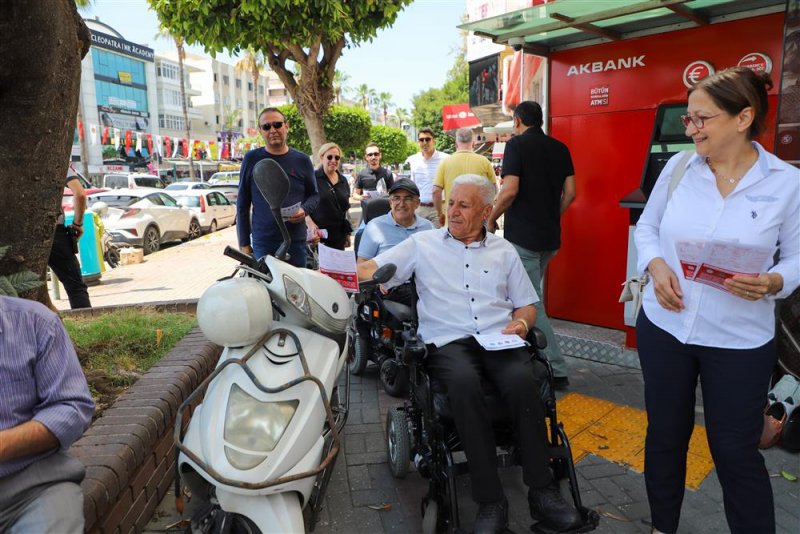 Engelsiz trafik için farkındalık broşürleri dağıtıldı
