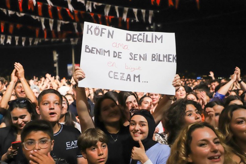 Festivalde sahne alan dj gökhan sakaltaş ve köfn grubu dinleyenleri coşturdu