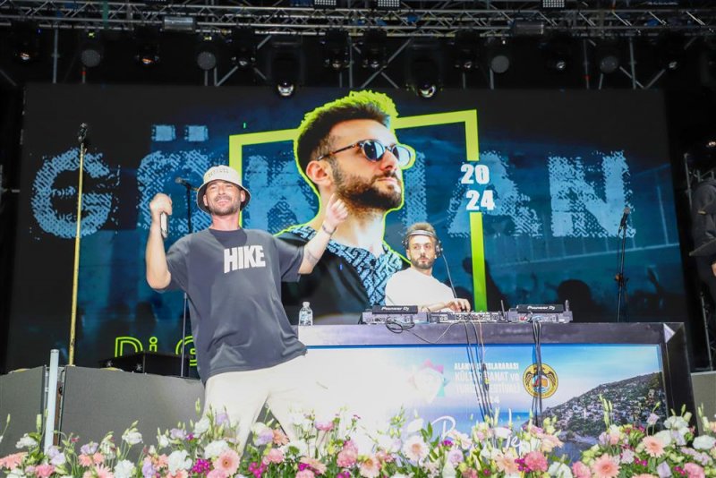 Festivalde sahne alan dj gökhan sakaltaş ve köfn grubu dinleyenleri coşturdu