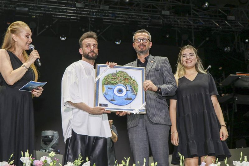 Festivalde sahne alan dj gökhan sakaltaş ve köfn grubu dinleyenleri coşturdu