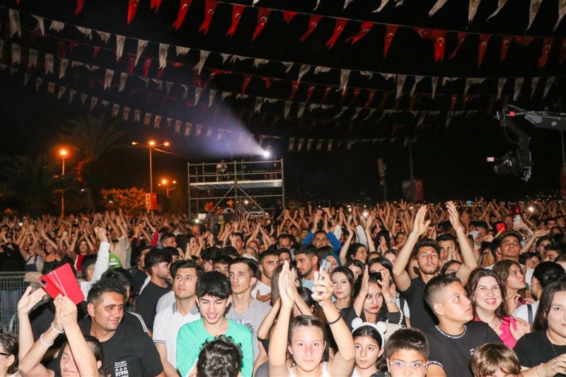 Festivalde sahne alan dj gökhan sakaltaş ve köfn grubu dinleyenleri coşturdu