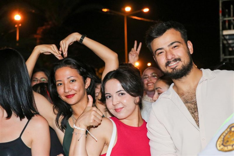 Festivalde sahne alan dj gökhan sakaltaş ve köfn grubu dinleyenleri coşturdu