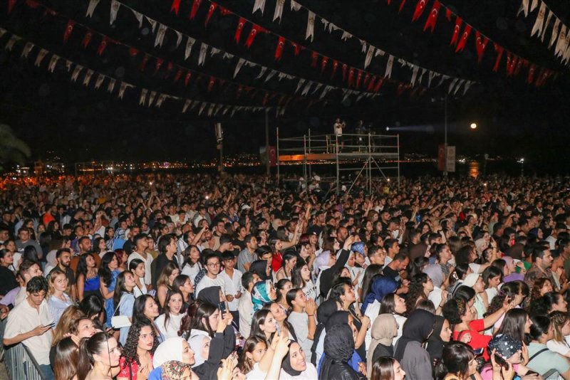 Festivalde sahne alan dj gökhan sakaltaş ve köfn grubu dinleyenleri coşturdu