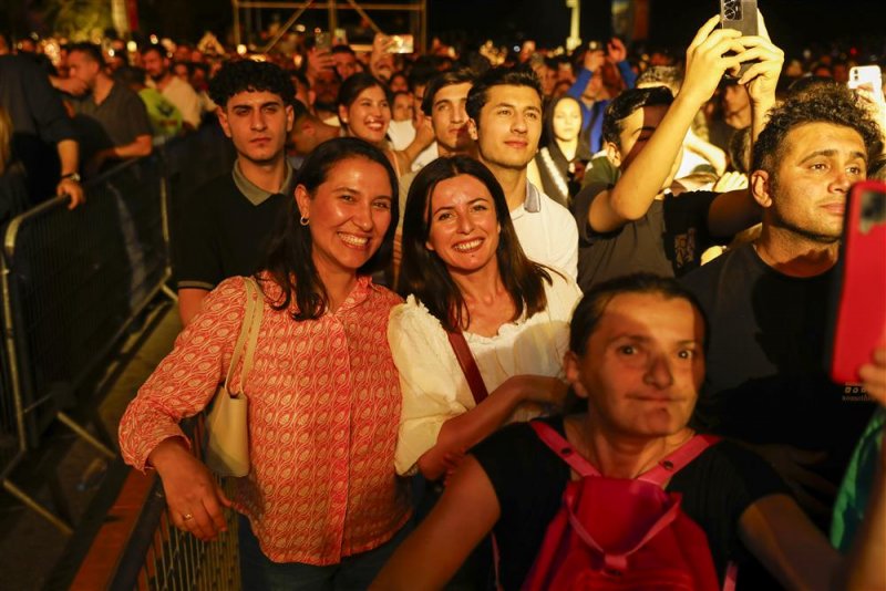 Festivalde sahne alan dj gökhan sakaltaş ve köfn grubu dinleyenleri coşturdu