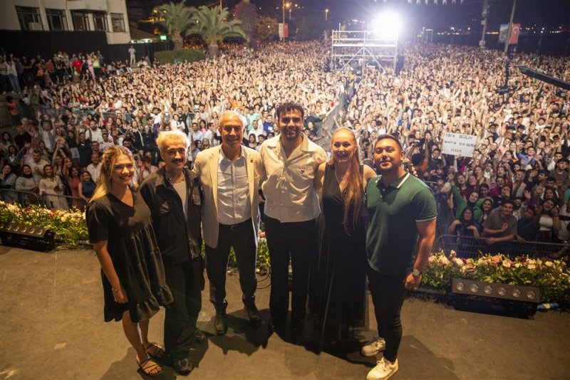 Festivalde sahne alan dj gökhan sakaltaş ve köfn grubu dinleyenleri coşturdu