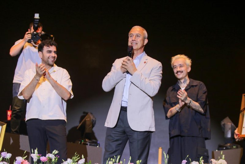 Festivalde sahne alan dj gökhan sakaltaş ve köfn grubu dinleyenleri coşturdu