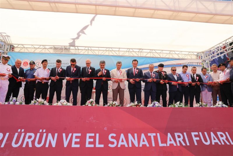 İşyurtları &uuml;r&uuml;n ve el sanatları fuarı alanya'da a&ccedil;ıldı