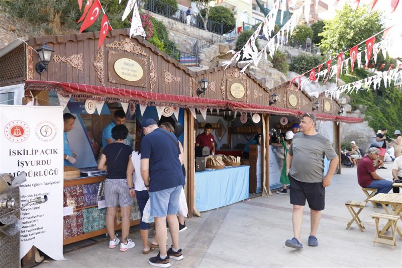 İşyurtları &uuml;r&uuml;n ve el sanatları fuarı alanya'da a&ccedil;ıldı