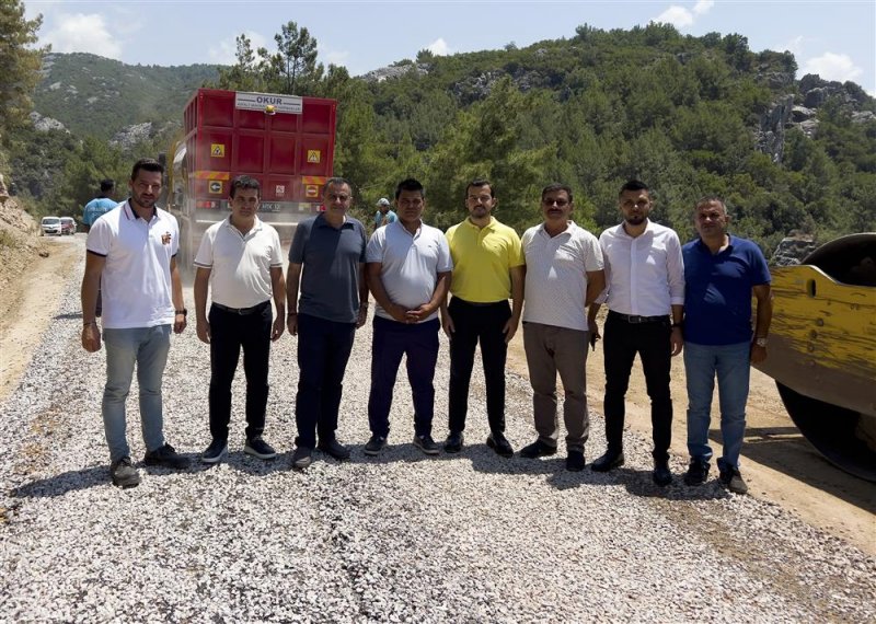 Alanya belediyesi’nden 4 mahalleyi bağlayan yolda asfalt çalışması