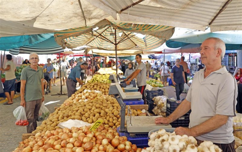 Cuma pazarı yeni yerinde kuruldu