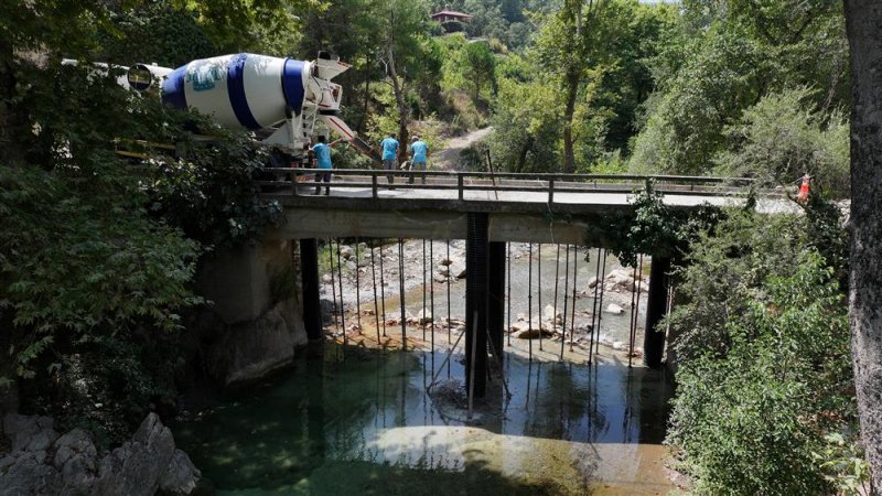 Alanya belediyesi 64 yıllık köprüyü yeniliyor