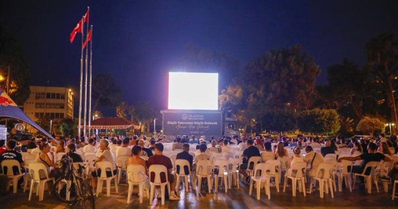 Alanya'da dev ekranda yarış heyecanı