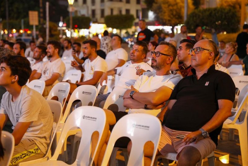 Alanya'da dev ekranda yarış heyecanı