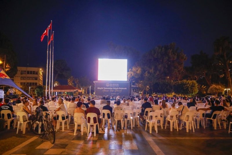 Alanya'da dev ekranda yarış heyecanı