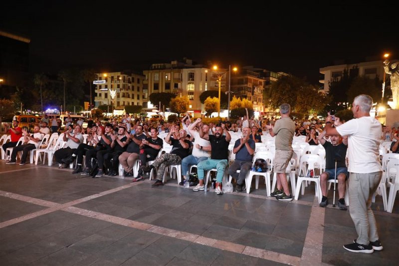 Alanya'da dev ekranda yarış heyecanı