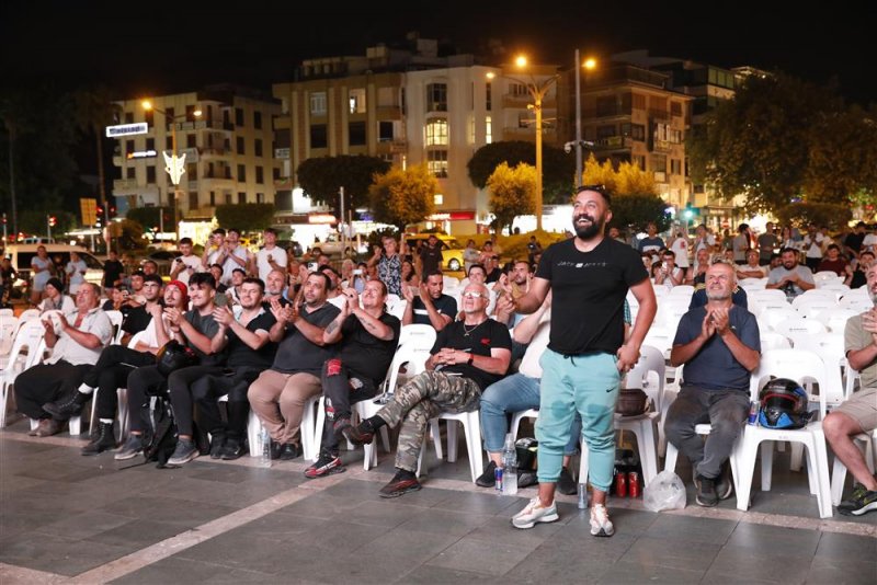 Alanya'da dev ekranda yarış heyecanı