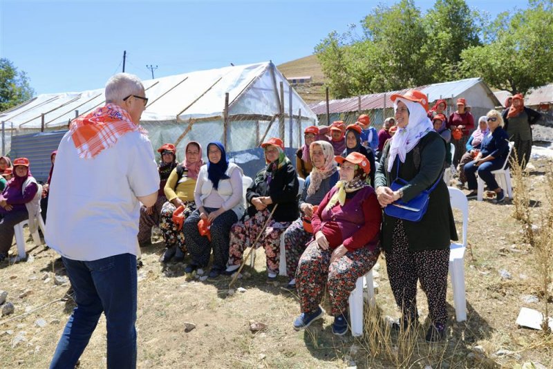 Başkan özçelik batı yaylalarında vatandaşlarla buluştu