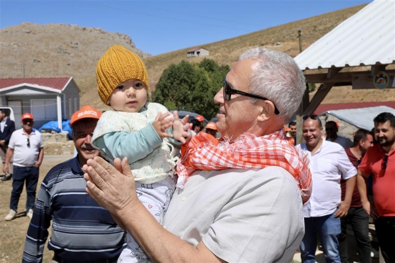 Başkan özçelik batı yaylalarında vatandaşlarla buluştu