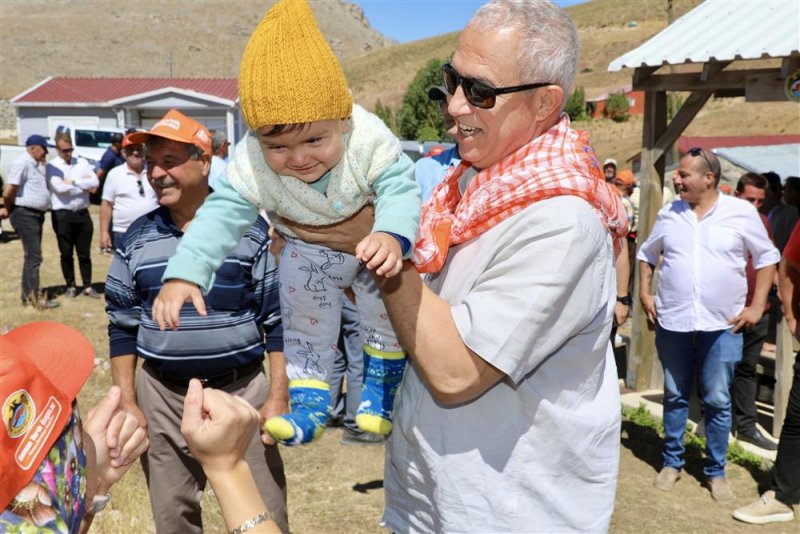 Başkan özçelik batı yaylalarında vatandaşlarla buluştu