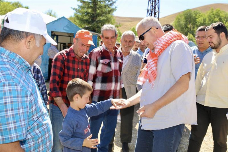 Başkan özçelik batı yaylalarında vatandaşlarla buluştu
